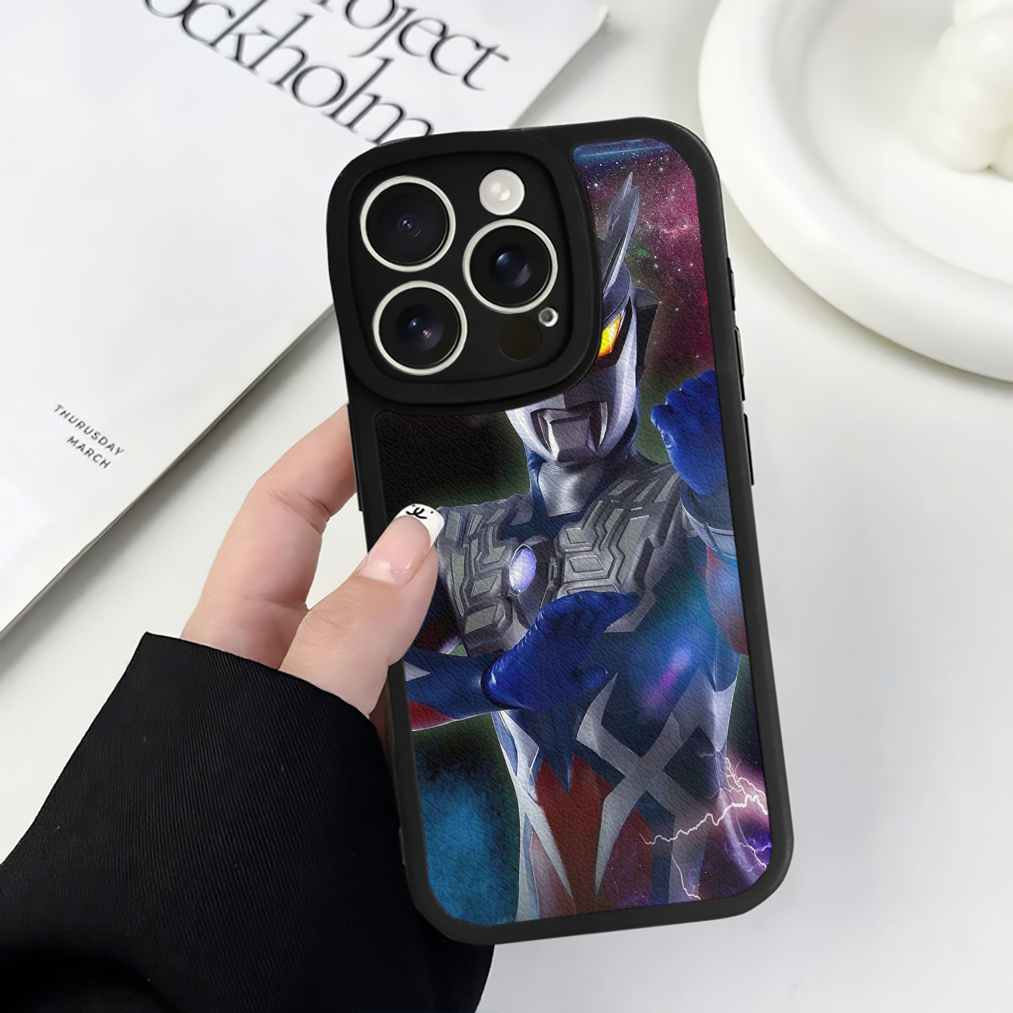 （画像用） ウルトラマン Ultraman 【iPhone 16シリーズ対応】シリコンスマホケース（レザー調） 材質：シリコン
